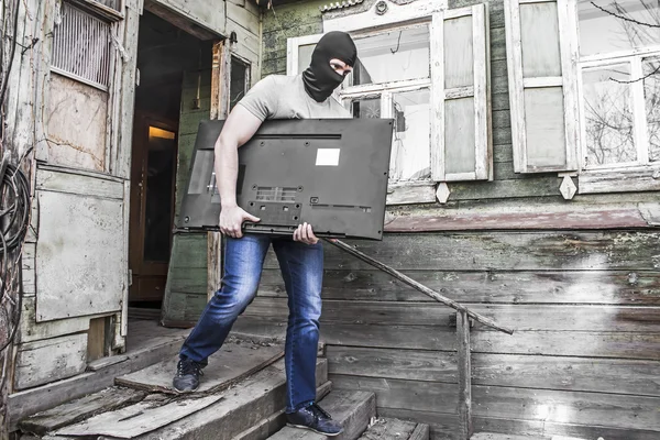 Un ladrón en una máscara robó la casa — Foto de Stock