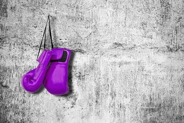 Guantes de boxeo en la pared —  Fotos de Stock