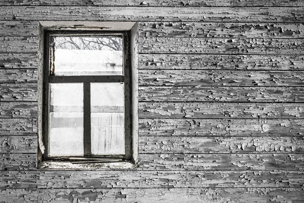 Uitzicht uit het raam van de oude verlaten huis. Grunge scène van binnenuit — Stockfoto