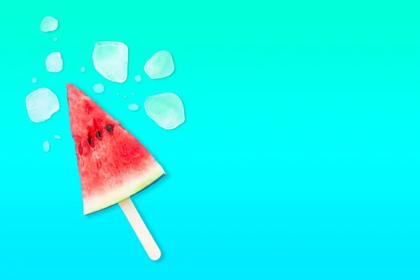 Rebanada de sandía con cubitos de hielo sobre un fondo amarillo. Helado con sabor a sandía — Foto de Stock