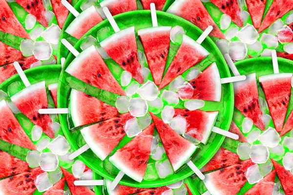 Szelet görögdinnye, jégkocka, színes háttérrel — Stock Fotó