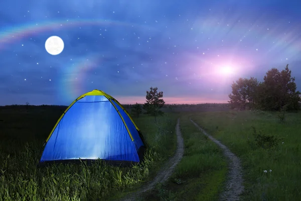 Camping tält glöder under en natthimmel full av stjärnor — Stockfoto