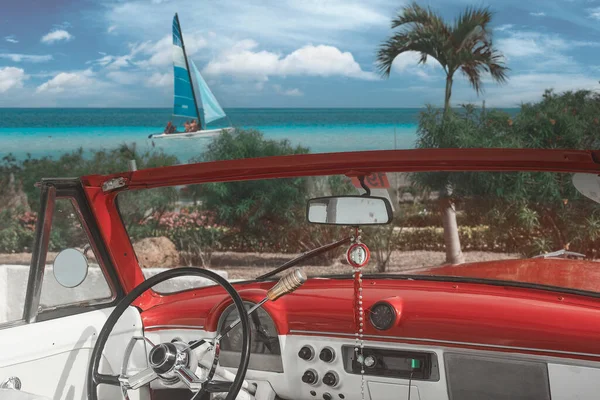 在古巴的卡奥科科热带海滩 有美国经典汽车 夏天有棕榈树 还有碧绿的水 度假背景 图库照片