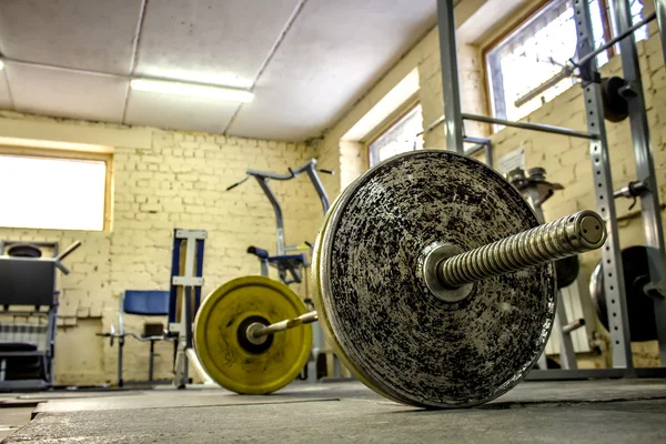 Interior de um antigo ginásio para musculação — Fotografia de Stock