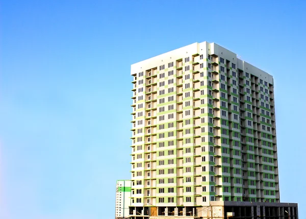 Edifício de vários andares — Fotografia de Stock