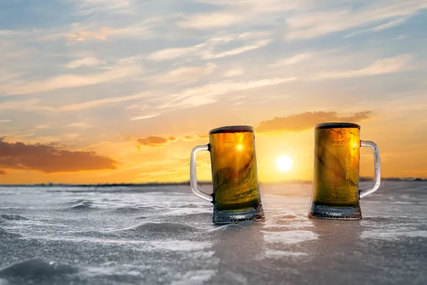 Tasse de bière froide au coucher du soleil — Photo