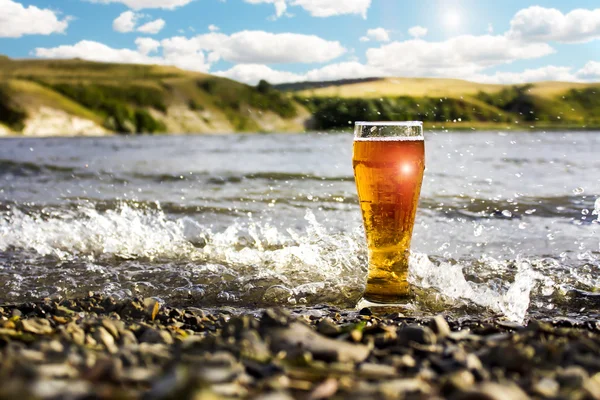 Un verre de bière fraîche au bord de la mer — Photo