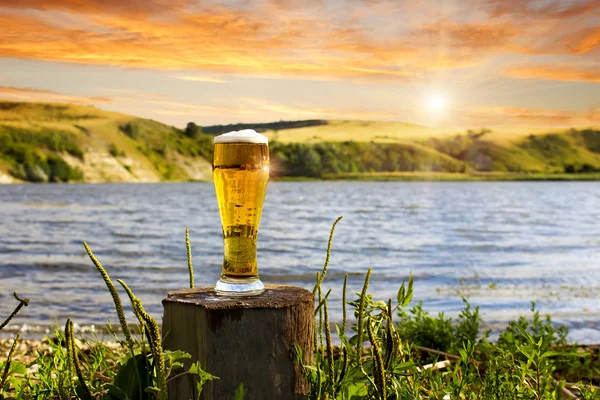 Un verre de bière fraîche au coucher du soleil — Photo