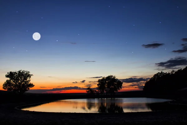 日落后风景如画的湖畔的夜晚. — 图库照片