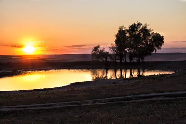 Pôr do sol no lago — Fotografia de Stock