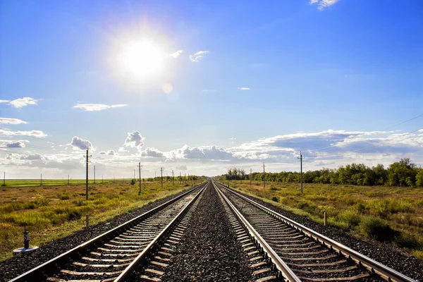 De spoorweg gaat in de verte — Stockfoto