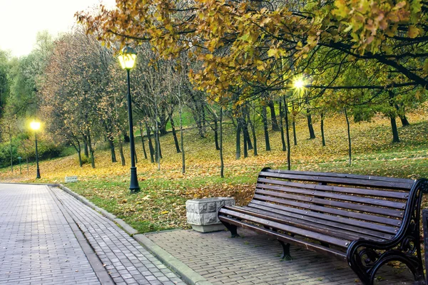 akşam parktaki bankta