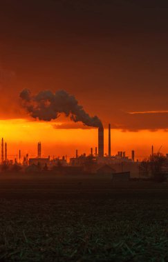 Güç direği batan güneşe karşı