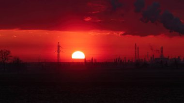 Güç direği batan güneşe karşı