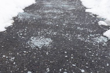 Eriyen kar için tuzlu kış yolu