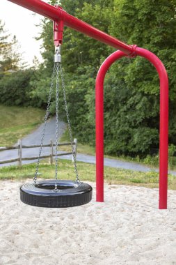 Parktaki çocuk parkında lastik salıncak.