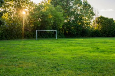 Akşamları okul bahçesinde futbol sahası.