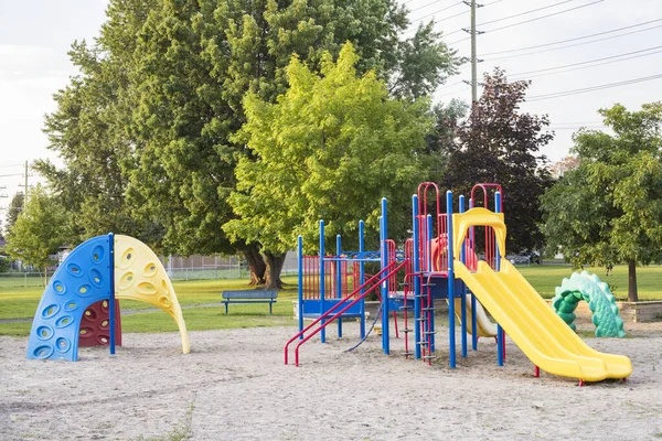 Parco Giochi Senza Persone Nel Parco Pubblico Vicino Alla Scuola — Foto Stock