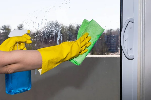 Γυναικεία Χέρια Γάντια Καθαρισμού Παράθυρο Μπαλκονόπορτας Απορρυπαντικό Σπρέι Και Ύφασμα — Φωτογραφία Αρχείου