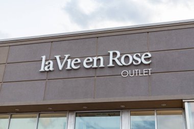 Ottawa, Kanada - 10 Nisan 2021 La Vie en Rose iç çamaşırı mağazası