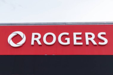 Ottawa, Kanada - 10 Nisan 2021: Rogers mağaza cephesi, Kanadalı kablosuz ağ sağlayıcı, iletişim ve medya şirketi