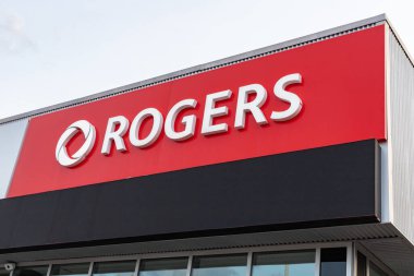 Ottawa, Kanada - 10 Nisan 2021: Rogers mağaza cephesi, Kanadalı kablosuz ağ sağlayıcı, iletişim ve medya şirketi