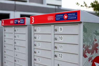 Ottawa, Kanada - 21 Haziran 2020: Kanada posta kutuları İngilizce ve Fransızca kırmızı işaret ile çevrelenmiştir