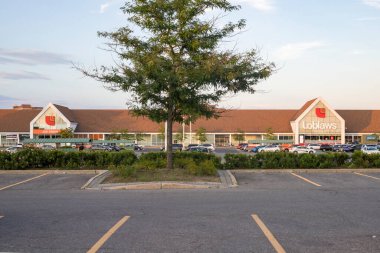 Ottawa, Kanada - 13 Ağustos 2020: Loblaws ve Joe College Square 'deki otoparklı yeni mağaza