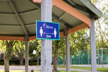 Ottawa, Kanada - 3 Eylül 2020: Ottawa 'daki parkta sosyal mesafe işareti
