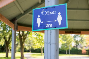 Ottawa, Kanada - 3 Eylül 2020: Ottawa 'daki parkta sosyal mesafe işareti