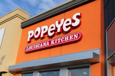 Ottawa, Kanada - 2 Mayıs 2021: Popeyes tavuk fast food restoranı, Louisiana mutfağı