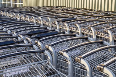 Bir süpermarketin önünde art arda alışveriş arabaları