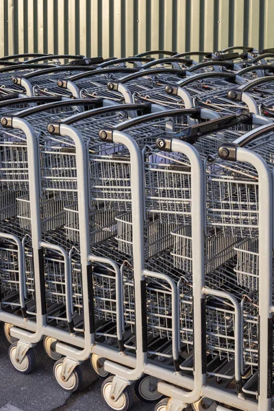 Chariots Dans Une Rangée Extérieur Supermarché — Photo