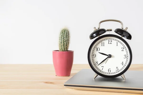 Klassieke Vintage Zwarte Wekker Laptop Kleine Potcactus Houten Tafel Met — Stockfoto