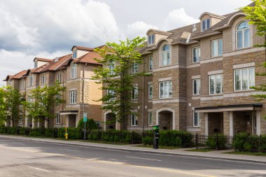 Kanada, Ottawa - 2 Haziran 2021: Güneşli bir yaz gününde Ottawa, Kanada 'da evleri, yolları ve kaldırımları olan cadde