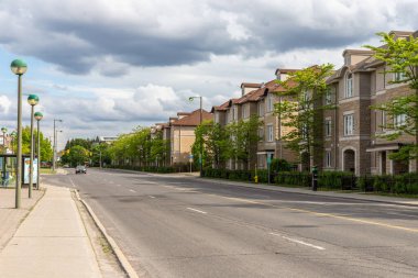 Kanada, Ottawa - 2 Haziran 2021: Güneşli bir yaz gününde Ottawa, Kanada 'da evleri, yolları ve kaldırımları olan cadde