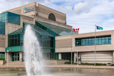 Kanada, Ottawa - 26 Mayıs 2021: Önünde çeşme bulunan Nepean Centrepointe halk kütüphanesi binası