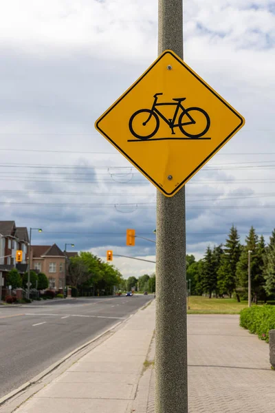 Canadá Ottawa Mayo 2021 Ciclista Advertencia Señales Tráfico Amarillo Bicicleta — Foto de Stock