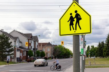 Kanada, Ottawa - 26 Mayıs 2021: Yoldan geçen yayaları uyaran sarı trafik levhası