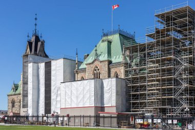 Ottawa, Kanada - 23 Mayıs 2021: Kanada 'nın başkenti Ottawa' da yeniden yapılanma, mavi gökyüzüne karşı. Parlamento tepesi. Doğu bloğu