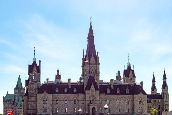Ottawa, Kanada - 23 Mayıs 2021: Kanada 'nın başkentinde parlamento binası, mavi gökyüzüne karşı Ottawa. Parlamento tepesi. Batı bloğu