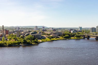 Kanada, Ottawa - 23 Mayıs 2021: Güneşli bir yaz gününde Kanada 'nın Ottawa Nehri ve Gatineau şehrinin panoramik manzarası