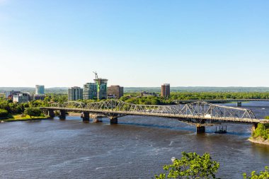 Kanada, Ottawa - 23 Mayıs 2021: Güneşli bir yaz gününde Ottawa Nehri ve Alexandra Köprüsü 'nün Ottawa' dan Gatineau şehrine manzarası