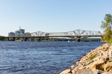 Kanada, Ottawa - 23 Mayıs 2021: Güneşli bir yaz gününde Ottawa Nehri ve Alexandra Köprüsü 'nün Ottawa' dan Gatineau şehrine manzarası