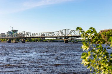 Kanada, Ottawa - 23 Mayıs 2021: Güneşli bir yaz gününde Ottawa Nehri ve Alexandra Köprüsü 'nün Ottawa' dan Gatineau şehrine manzarası