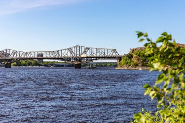 Kanada, Ottawa - 23 Mayıs 2021: Güneşli bir yaz gününde Ottawa Nehri ve Alexandra Köprüsü 'nün Ottawa' dan Gatineau şehrine manzarası