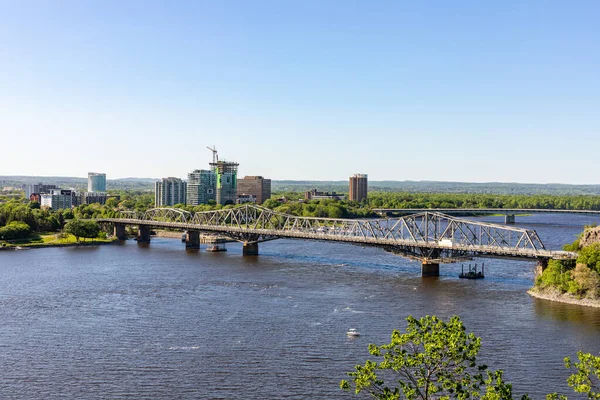 カナダ オタワ 2021年5月23日 晴れた夏の日にカナダのオタワからガティノー市へのオタワ川とアレクサンドラ橋のパノラマビュー — ストック写真