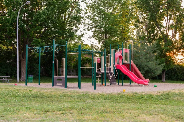 Speeltuin Zonder Kinderen Het Lokale Openbare Park Speelstructuur Met Rode — Stockfoto