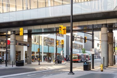 Ottawa, Kanada 23 Mayıs 2021: Ottawa şehir merkezinde halk otobüsü ile Rideau Caddesi