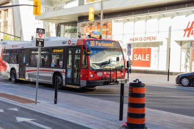 Ottawa, Kanada 23 Mayıs 2021: Ottawa, Rideau Caddesi 'ndeki halk otobüsü